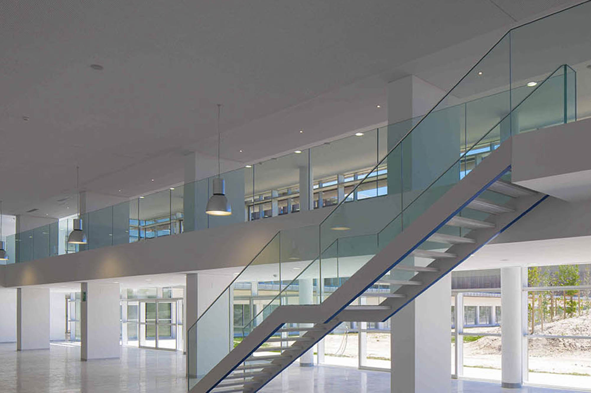 Escalones y barandillas vidrio